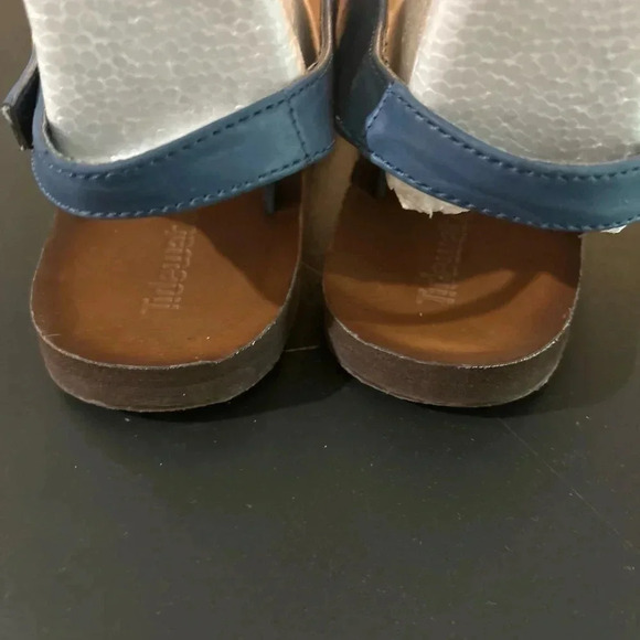 Tidewater sandals, blue with golden embellishment side buckles, size 8.5 - Picture 3 of 4